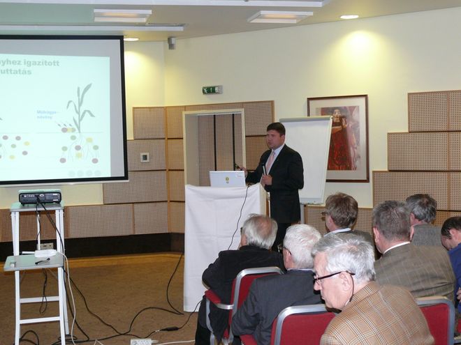 A Yara Hungária Kft. képviseletében Benedek Szilveszter nemzetközi példákat mutatott be a főbb szántóföldi növények műtrágyázási  gyakorlatával kapcsolatban