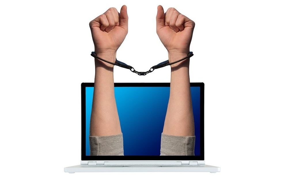 BRFK: online csalásokra szakosodott bűnbanda vezetőit fogták el